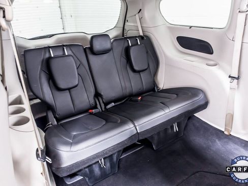 Used 2020 Chrysler Pacifica Touring-L image 37