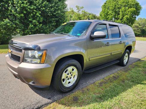 Used 2014 Chevrolet Suburban LT RWD image 2