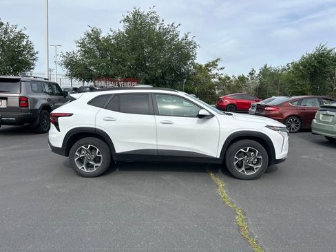 Used 2025 Chevrolet Trax LT w/ Driver Confidence Package FWD image 3