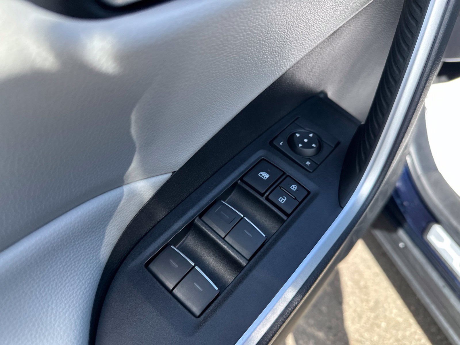 Used 2025 Toyota RAV4 XLE Premium w/ Weather Package AWD/4WD image 18