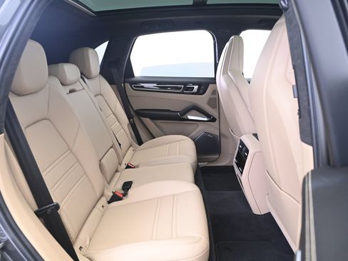 Certified 2023 Porsche Cayenne Turbo AWD/4WD image 18