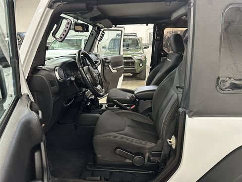 Used 2015 Jeep Wrangler Rubicon w/ Power Convenience Group AWD/4WD image 16