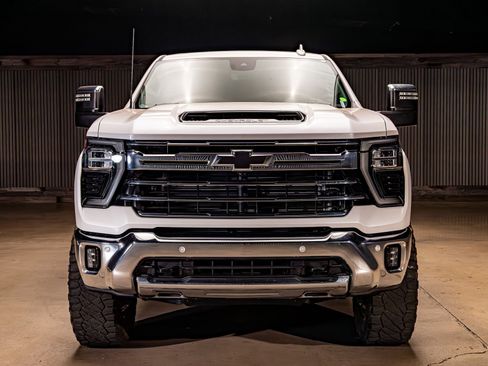 Used 2024 Chevrolet Silverado 2500 LTZ w/ LTZ Premium Package image 2