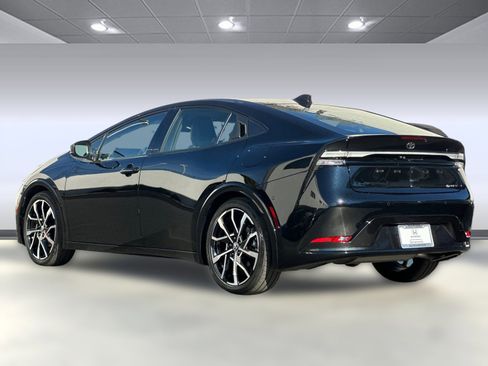 Used 2025 Toyota Prius Plug-In Hybrid image 3