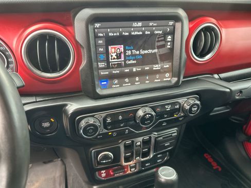 Used 2022 Jeep Gladiator Rubicon w/ Cold Weather Group image 16