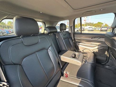 Used 2023 Jeep Grand Cherokee Limited AWD/4WD image 10