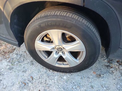 Used 2023 Toyota Highlander LE image 4