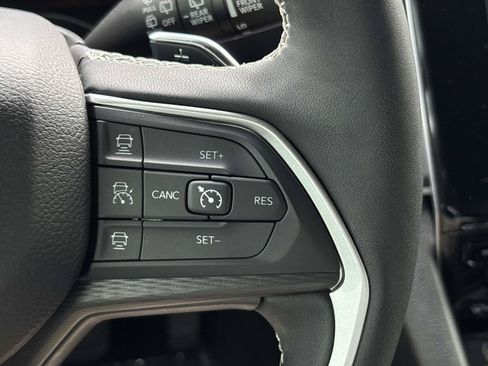 Used 2024 Jeep Grand Cherokee Altitude AWD/4WD image 18