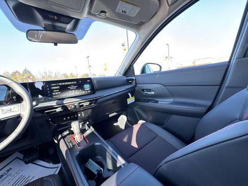 New 2025 Nissan Kicks SR image 11