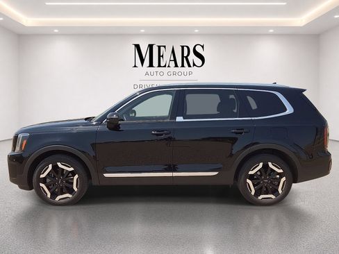 Used 2023 Kia Telluride EX w/ EX Captain's Chair Package FWD image 2