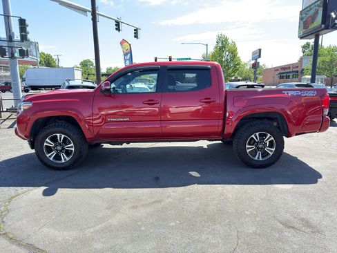 Used 2017 Toyota Tacoma TRD Sport w/ Tow Package AWD/4WD image 3