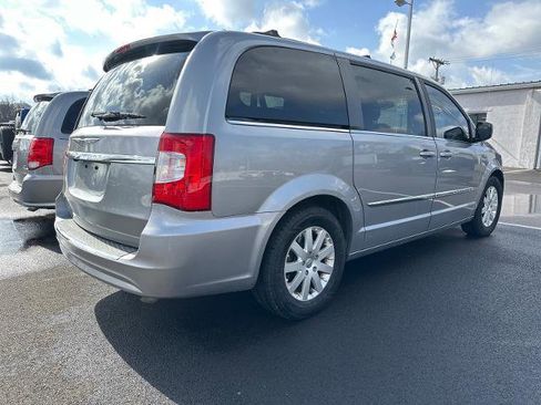 Used 2014 Chrysler Town & Country Touring image 4