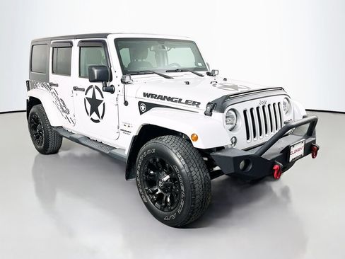 Used 2017 Jeep Wrangler Unlimited Sahara w/ Dual Top Group AWD/4WD image 4