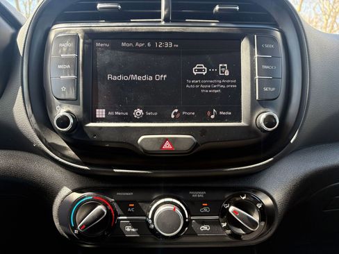 Used 2025 Kia Soul LX w/ LX Technology Package FWD image 17