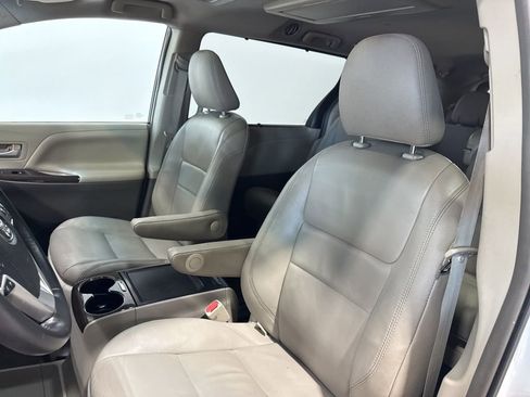 Used 2017 Toyota Sienna XLE Premium FWD image 29