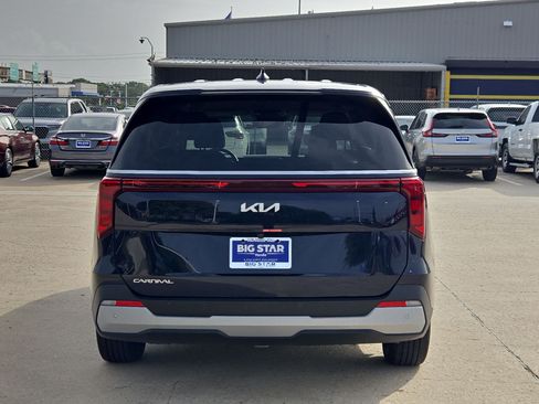 Used 2025 Kia Carnival FWD image 5
