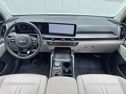 Used 2025 Kia Sorento EX w/ EX Panoramic Sunroof Package FWD image 12