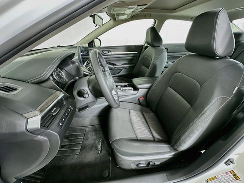 Used 2023 Nissan Altima 2.5 SV w/ SV Premium Package FWD image 13