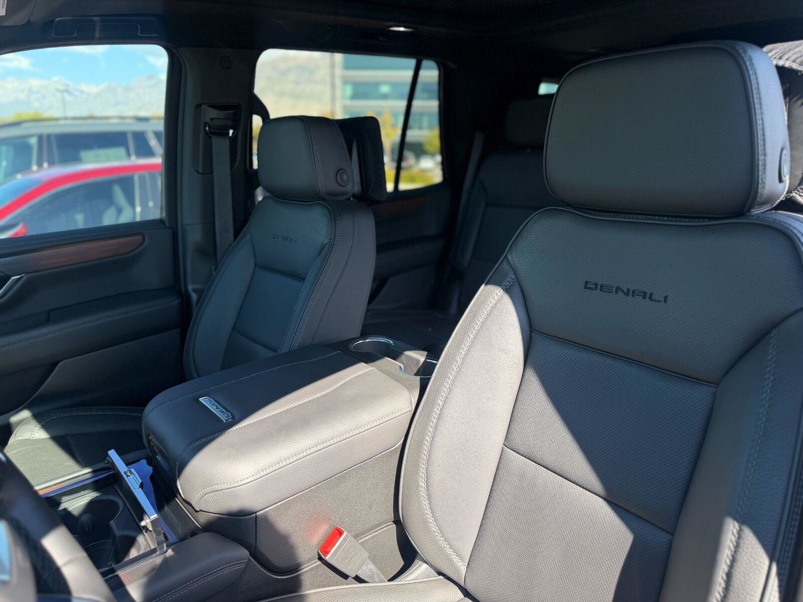 Used 2026 GMC Yukon Denali w/ Denali Reserve Package AWD/4WD image 13