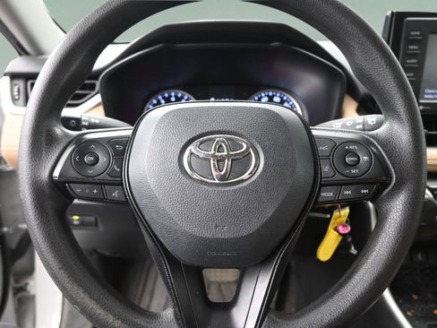 Used 2020 Toyota RAV4 LE FWD image 27
