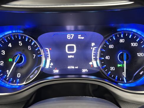 Used 2025 Chrysler Pacifica Limited FWD image 17