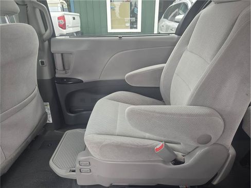 Used 2020 Toyota Sienna LE FWD image 33