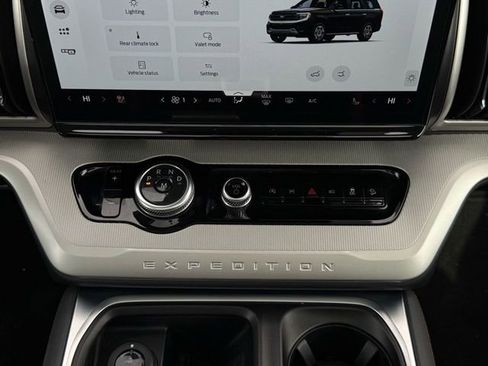 Used 2025 Ford Expedition Active image 34