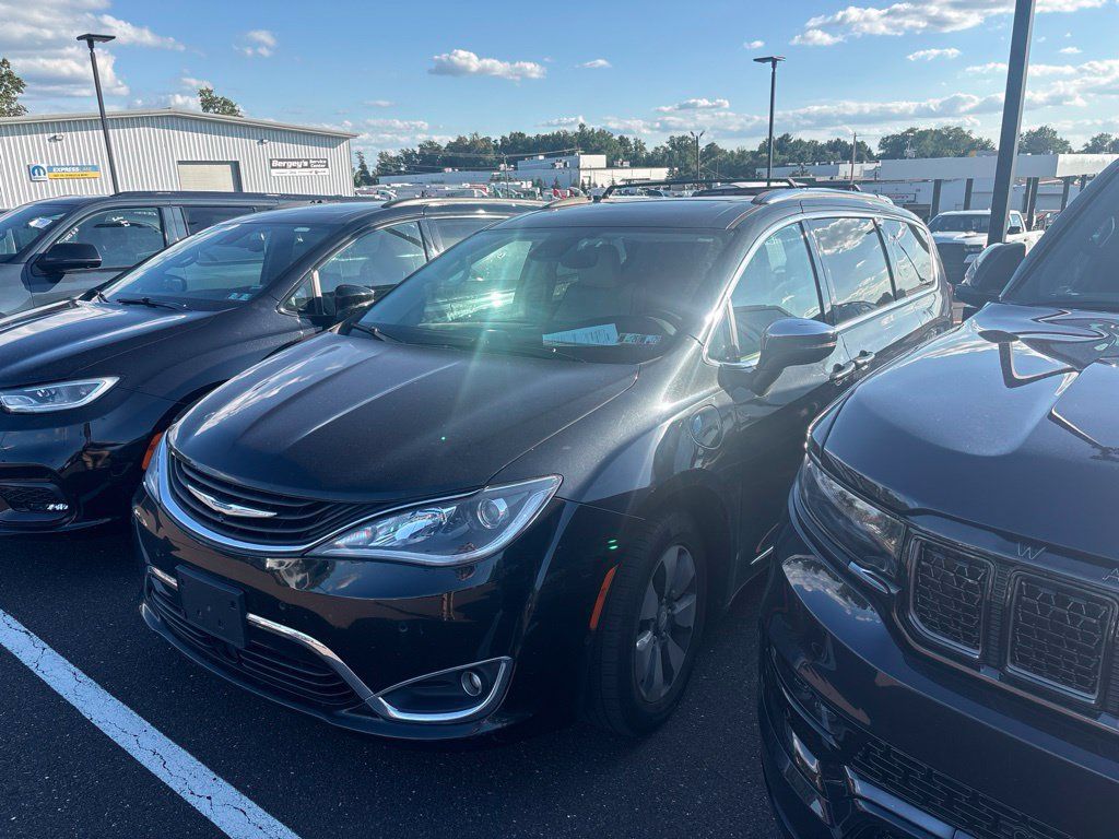 Used 2017 Chrysler Pacifica Platinum FWD image 2