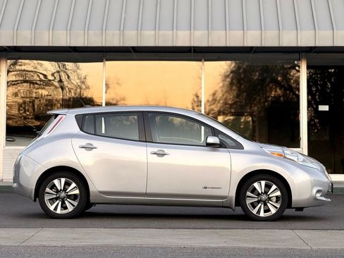 Used 2017 Nissan Leaf SV image 5