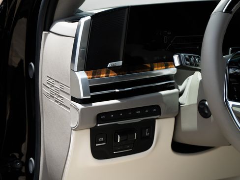 Used 2026 Cadillac Escalade Platinum Sport w/ LPO, Floor Liner Package AWD/4WD image 21
