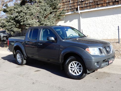 Used 2015 Nissan Frontier SV image 3