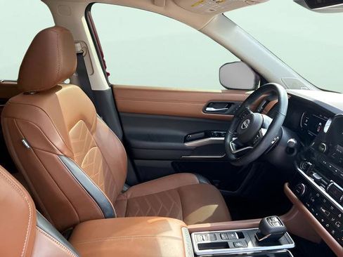 Used 2024 Nissan Pathfinder Platinum image 10