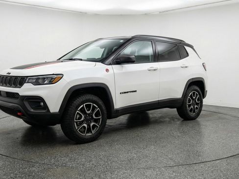 Used 2025 Jeep Compass Trailhawk AWD/4WD image 3