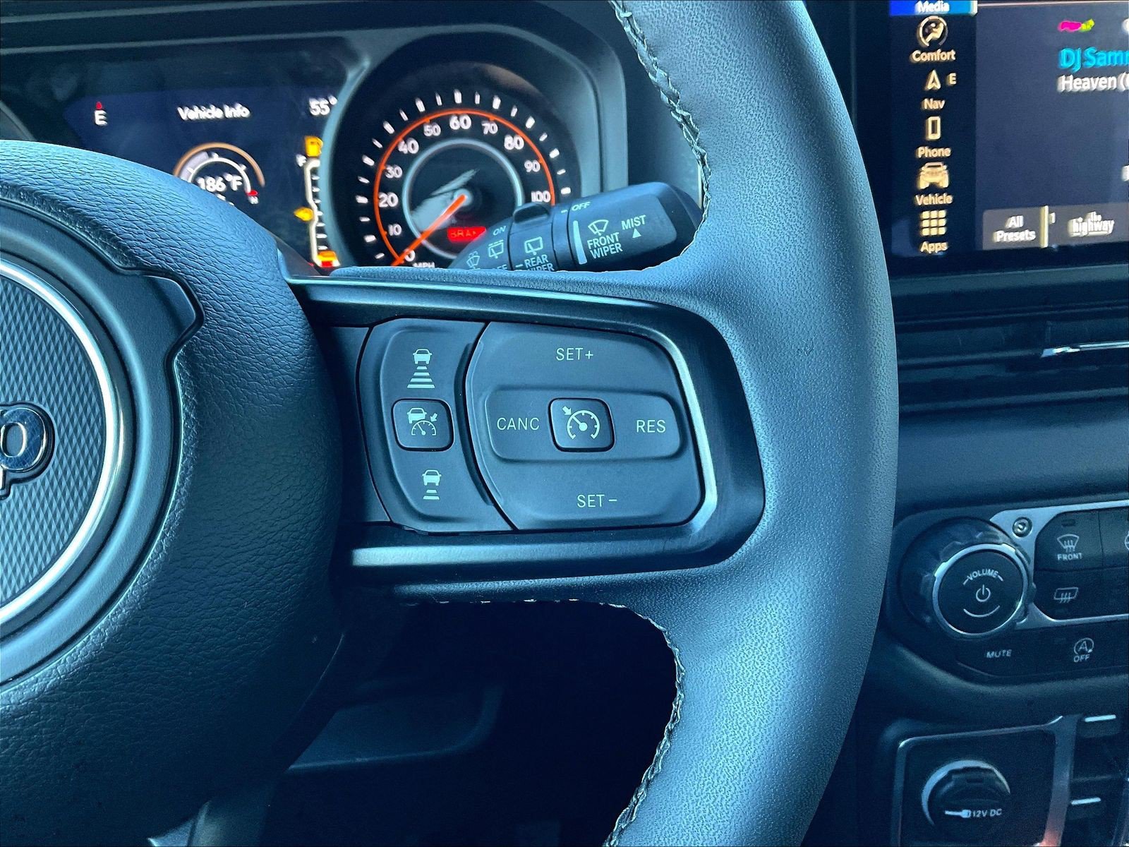 Used 2025 Jeep Wrangler Unlimited Rubicon AWD/4WD image 12
