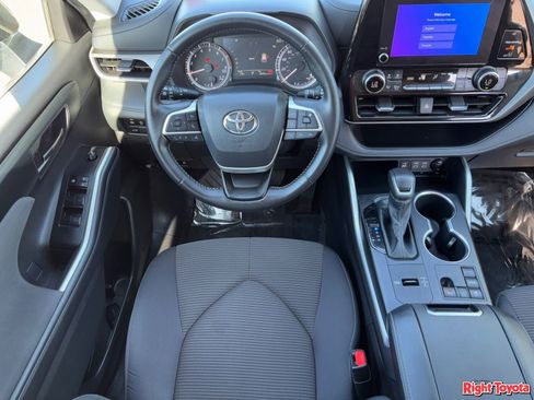 Used 2025 Toyota Highlander LE image 16