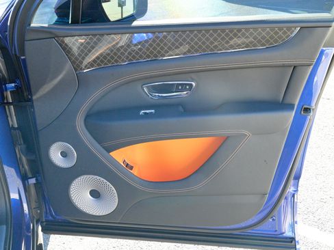 Used 2025 Bentley Bentayga image 58