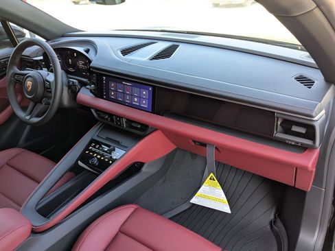 New 2026 Porsche Macan 4 Electric image 25