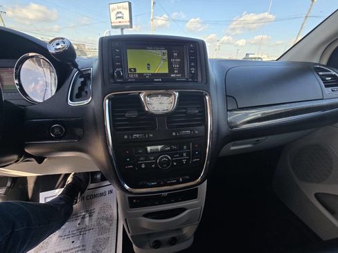 Used 2014 Chrysler Town & Country Touring-L w/ Driver Convenience Group image 22