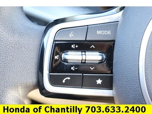 Used 2024 Kia Carnival LX FWD image 13