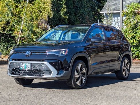 Used 2025 Volkswagen Taos SE w/ Panoramic Sunroof Package image 9