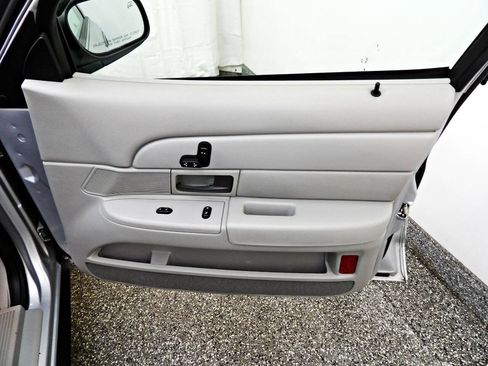 Used 2003 Ford Crown Victoria LX RWD image 11