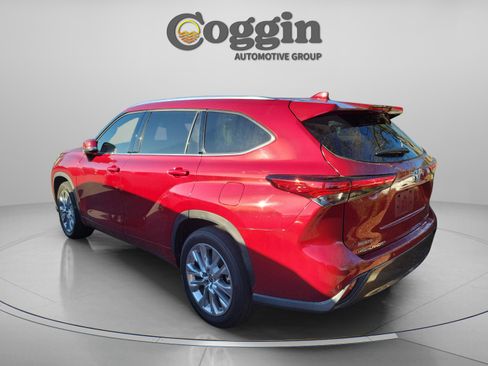 Used 2023 Toyota Highlander Limited image 3