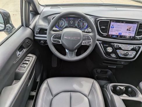 New 2026 Chrysler Pacifica Select FWD image 21