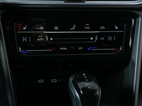 Certified 2025 Volkswagen Taos SE image 15