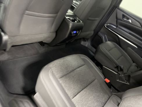 Used 2025 Chevrolet Traverse LT image 17