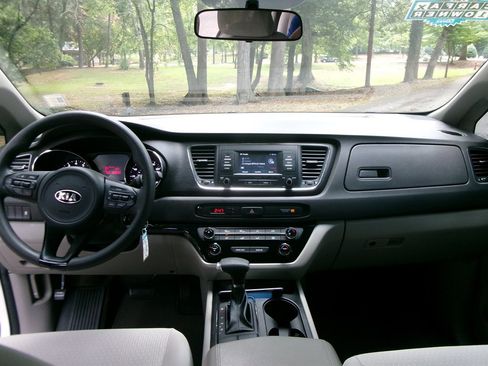 Used 2018 Kia Sedona L image 11