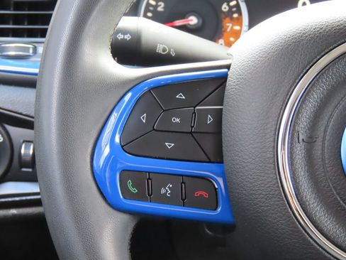 Used 2018 Jeep Renegade Latitude w/ UConnect 8.4 Nav Group FWD image 38