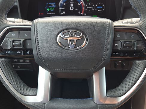 Certified 2025 Toyota Sequoia Platinum AWD/4WD image 31