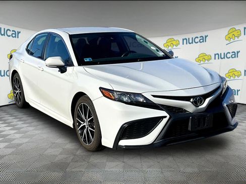Used 2022 Toyota Camry SE w/ Carpet Mat Package (TMS) image 1