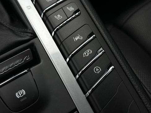 Used 2020 Porsche Macan Turbo image 29